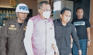 IS ketika diamankan pihak kejaksaan.(Istimewa).