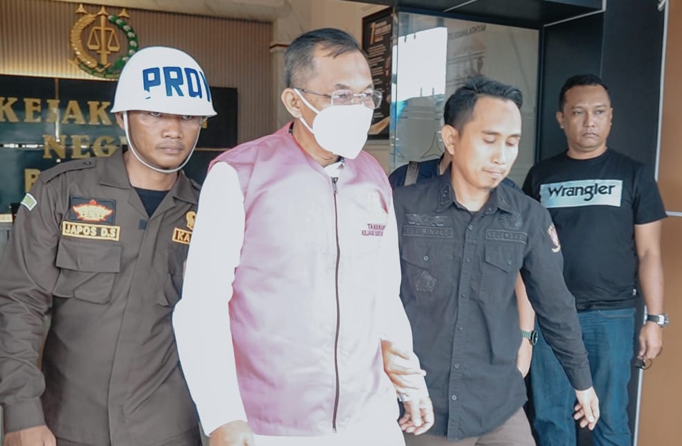IS ketika diamankan pihak kejaksaan.(Istimewa).