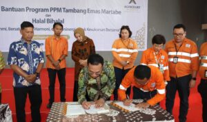 Bupati Tapanuli Selatan Gus Irawan Pasaribu saat menandatangani berita acara penerimaan bantuan dari PT AR kepada Pemkab Tapsel, Kamis (10/4-25). Foto : BP/Ist