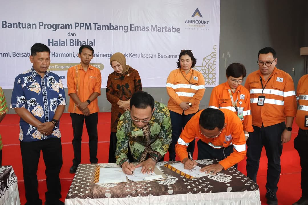 Bupati Tapanuli Selatan Gus Irawan Pasaribu saat menandatangani berita acara penerimaan bantuan dari PT AR kepada Pemkab Tapsel, Kamis (10/4-25). Foto : BP/Ist