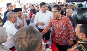 Wali Kota Medan Rico Wass bersalaman saat acara halalbihalal di kediaman Wakil Ketua DPRD Sumut Ihwan Ritonga, Komplek Menteng Indah Medan, 13/4/2025). BP/ist