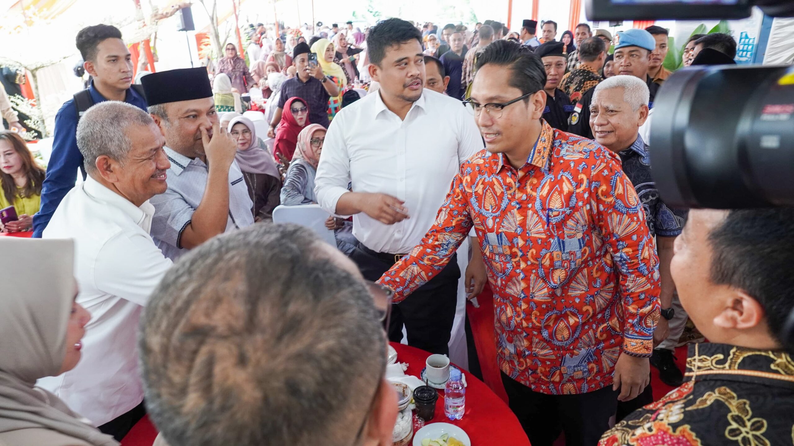 Wali Kota Medan Rico Wass bersalaman saat acara halalbihalal di kediaman Wakil Ketua DPRD Sumut Ihwan Ritonga, Komplek Menteng Indah Medan, 13/4/2025). BP/ist