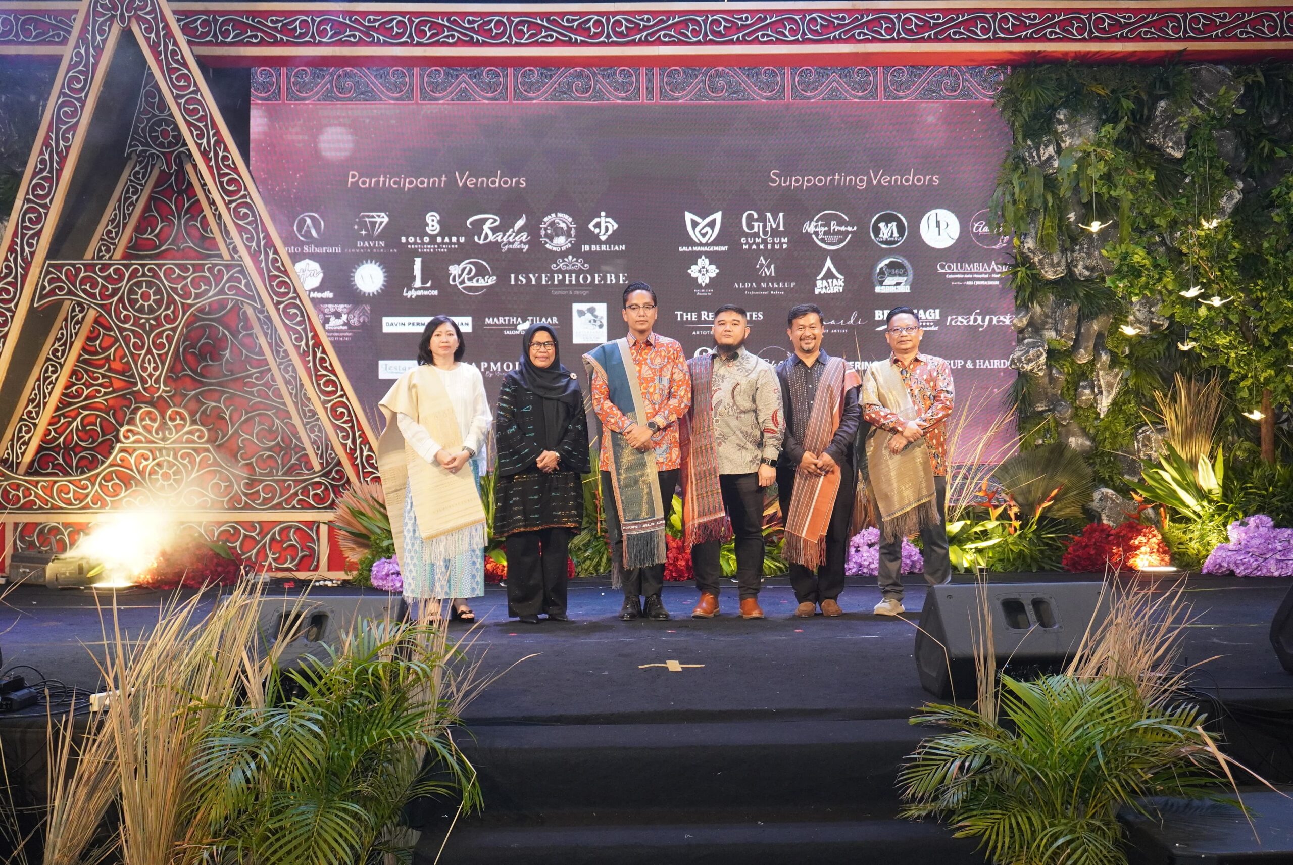 Wali Kota Medan Rico Wass foto bersama usai menutup Expo Persaoran Nauli di Hotel Tiara Medan, Minggu (13/5/2025). BP/ist