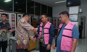 Kedua pelaku yang diamankan Kejati Sumut.(Istimewa)