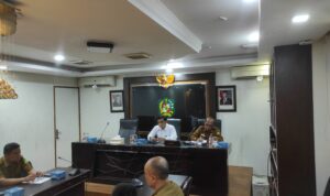 Asisten Pemerintahan dan Kesejahteraan Muhammad Sofyan saat rapat di Balai Kota Medan, Senin (14/4/2025). BP/ist