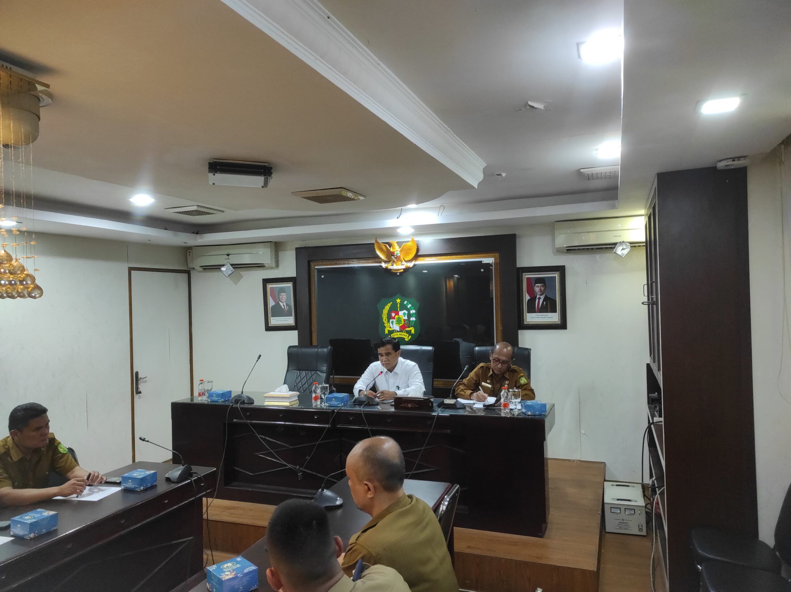 Asisten Pemerintahan dan Kesejahteraan Muhammad Sofyan saat rapat di Balai Kota Medan, Senin (14/4/2025). BP/ist