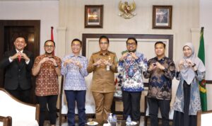 Wali Kota Medan Rico Waas foto bersama dengan Perhimpunan Dokter Spesialis Kardiovaskular Indonesia (PERKI) di Balai Kota Medan, Senin (14/4/2025). BP/erwan