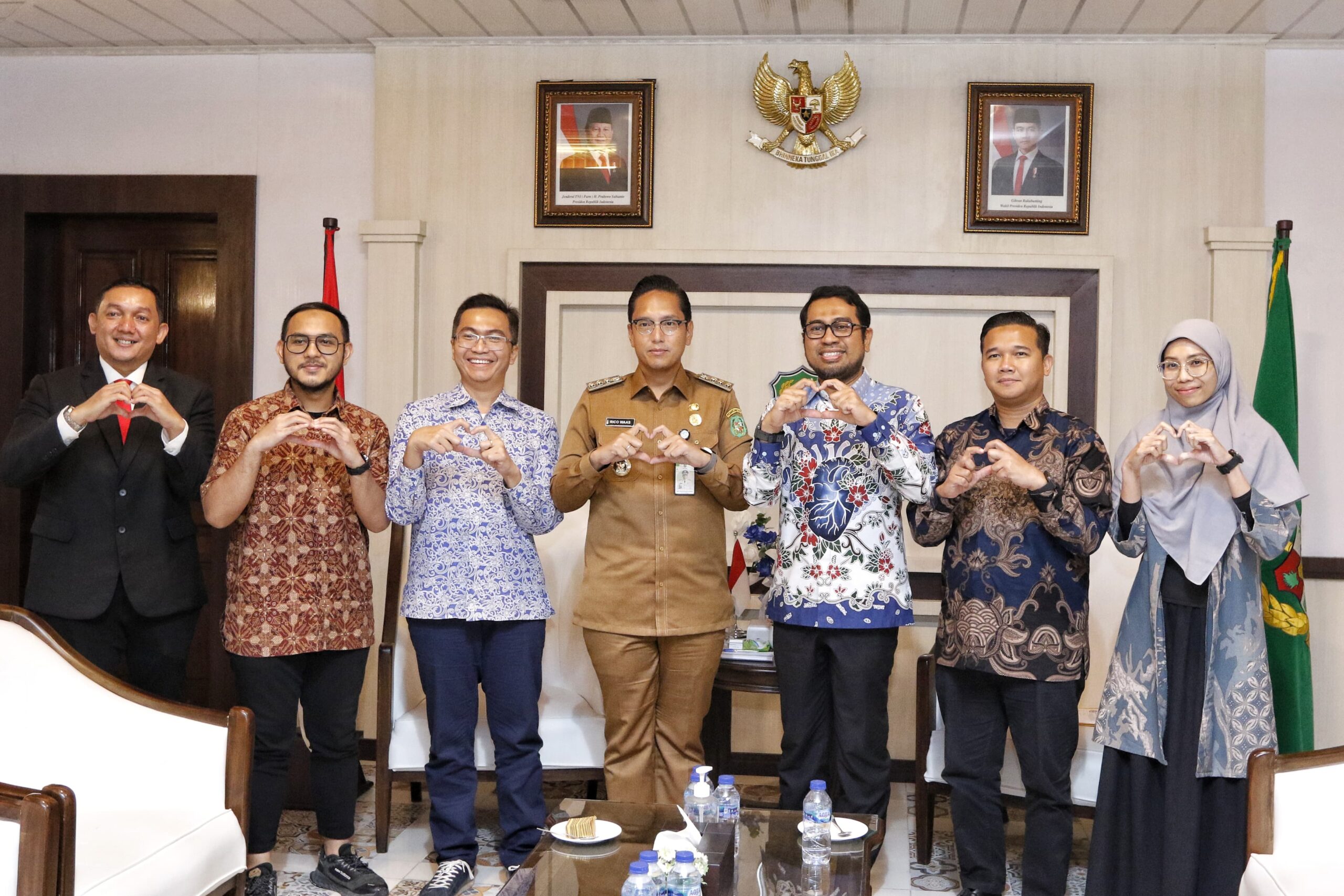 Wali Kota Medan Rico Waas foto bersama dengan Perhimpunan Dokter Spesialis Kardiovaskular Indonesia (PERKI) di Balai Kota Medan, Senin (14/4/2025). BP/erwan