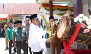 Bupati Tapsel H Gus Irawan Pasaribu saat membuka MTQ Sipirok yang dutandai dengan pemukulan Beduq, Senin (14/4-25). Foto : BP/Ist