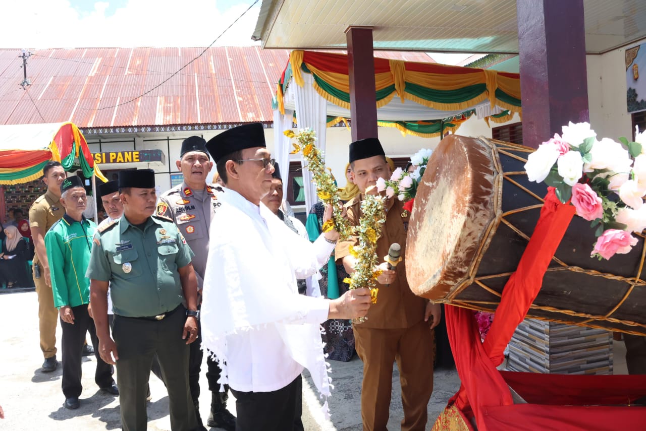 Bupati Tapsel H Gus Irawan Pasaribu saat membuka MTQ Sipirok yang dutandai dengan pemukulan Beduq, Senin (14/4-25). Foto : BP/Ist