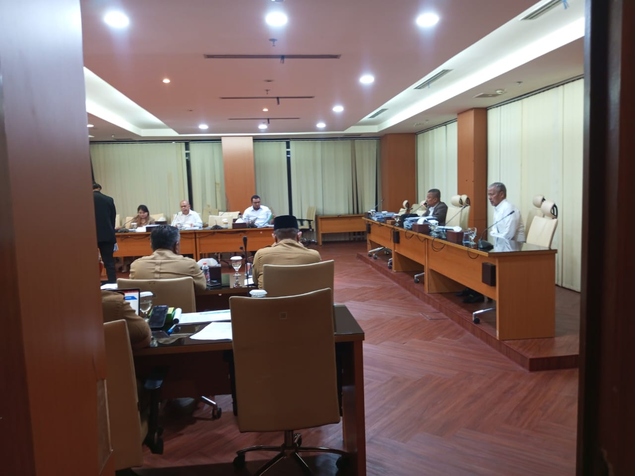 Delpin Barus memimpin rapat LKPJ Gubsu 2024 di aula Rapat DPRD Sumut, Jalan Imam Bonjol Medan, Selasa 15 April 2025 malam.(Istimewa)