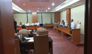 Delpin Barus memimpin rapat LKPJ Gubsu 2024 di aula Rapat DPRD Sumut, Jalan Imam Bonjol Medan, Selasa 15 April 2025 malam.(Istimewa)