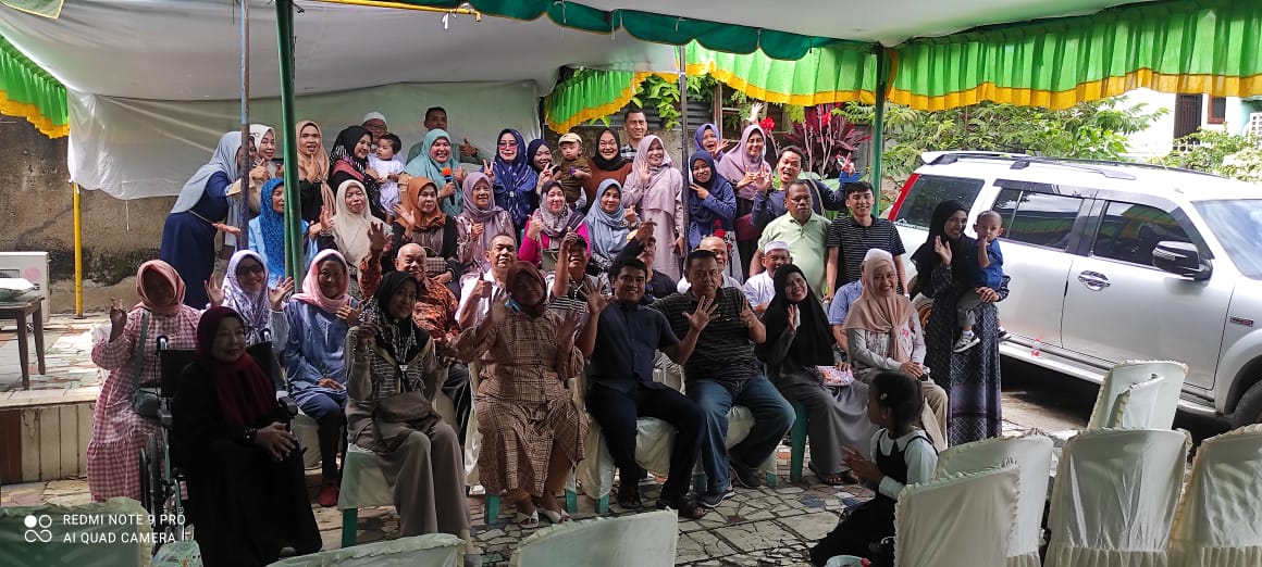 Para pasien Cuci Darah( Hemodialisa) bersama Perawat Rumah Sakit Islam Malahayati