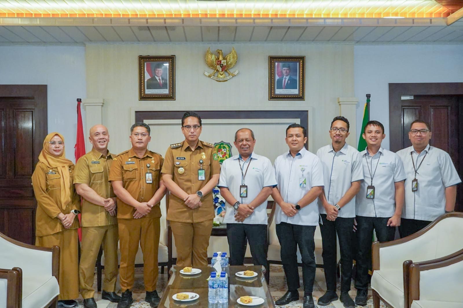 Wali Kota Medan Rico Waas foto bersama saat menerima jajaran BPJS Ketenagakerjaan di Balai Kota Medan, Senin (21/4/2025). BP/ist