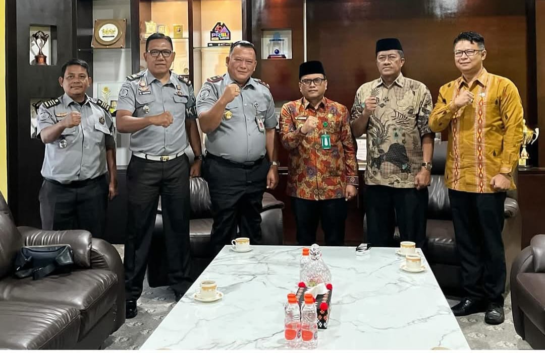 Wali Kota Padangsidimpuan Letnan Dalimunthe foto bersama dengan Kalapas Padangsidimpuan dan jajaran usai kunjungan, Senin (21/4-25). Foto : BP/Ist