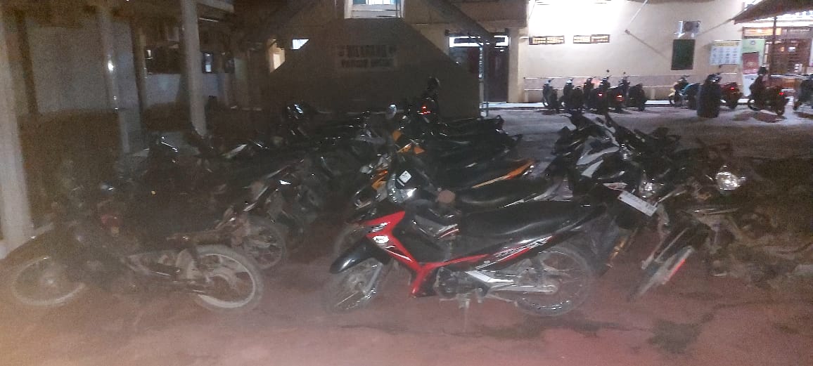 sejumlah barang bukti diamankan dari lokasi perjudian sabung ayam.(Istimewa)