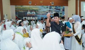 Wali Kota Medan Rico Wass saat tepung tawari jemaah haji. BP/ist
