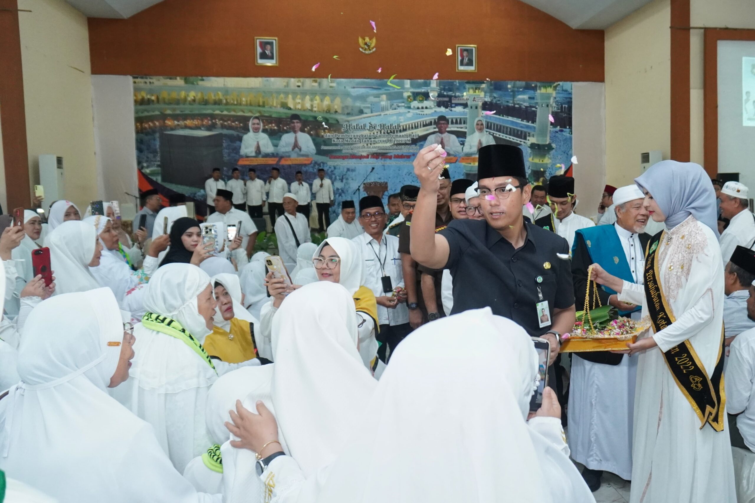 Wali Kota Medan Rico Wass saat tepung tawari jemaah haji. BP/ist