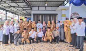 Wali Kota Padangsidimpuan Letnan Dalimunthe foto bersama dengan Wawako dan undangan lainnya usai tasyakuran, Selasa (23/4-25). Foto : BP/Ist
