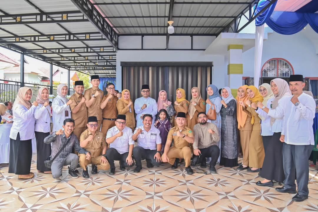 Wali Kota Padangsidimpuan Letnan Dalimunthe foto bersama dengan Wawako dan undangan lainnya usai tasyakuran, Selasa (23/4-25). Foto : BP/Ist