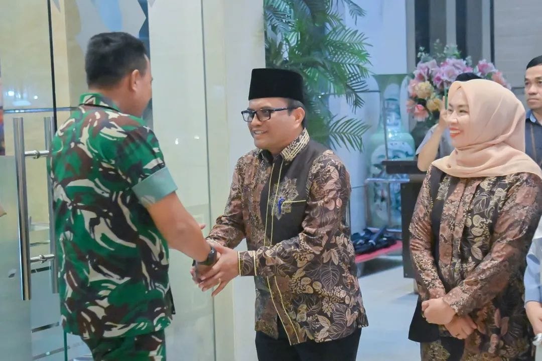 Wali Kota Padangsidimpuan Letnan Dalimunthe saat menyambut kedatangan Pangdam I/BB di Hotel Mega Permata Kota Padangsidimpuan, Selasa (22/4-25). Foto : BP/Ist