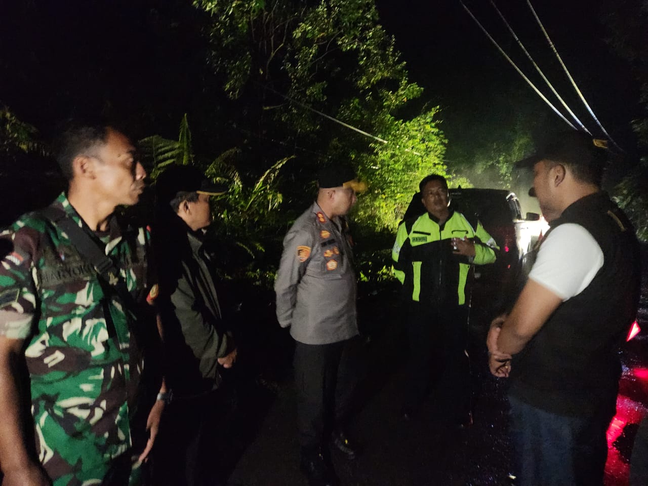 Kapolres Pakpak Bharat turun evakuasi mobil terjun ke jurang.(Istimewa)