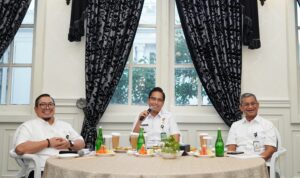 Wali Kota Medan Rico Wass didampingi Sekda Medan Wiriya Alrahman saat acara diskusi dengan pimpinan perangkat daerah. BP/ist