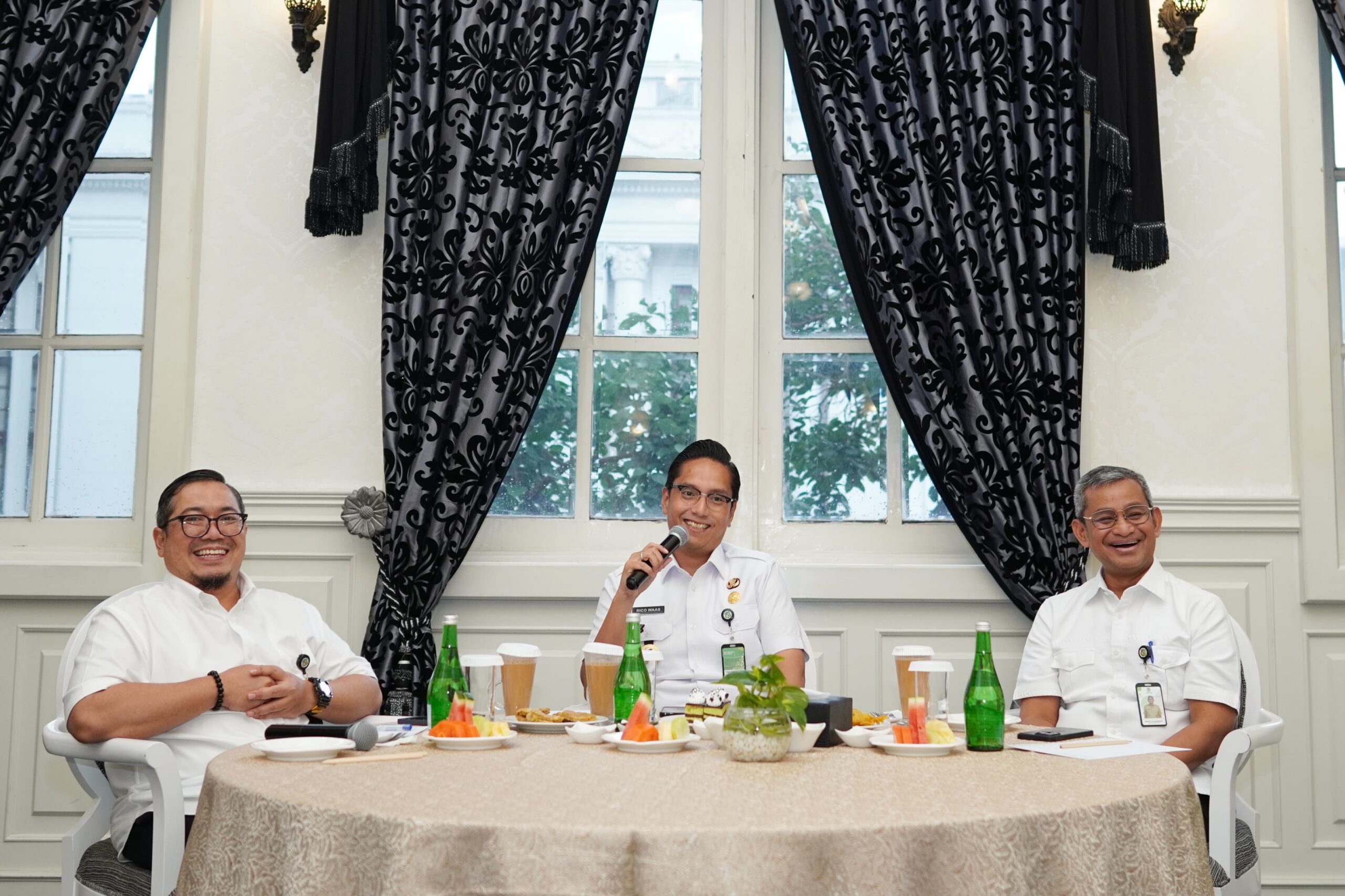 Wali Kota Medan Rico Wass didampingi Sekda Medan Wiriya Alrahman saat acara diskusi dengan pimpinan perangkat daerah. BP/ist