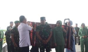 Bupati Tapanuli Selatan H Gus Irawan Pasaribu dan Ketua TP PKK Tapsel mangulosi Pangdam I/BB dan Nyonya di Pelataran Kantor Bupati Tapsel, Sipirok, Rabu (23/4-25). Foto : BP/Ist