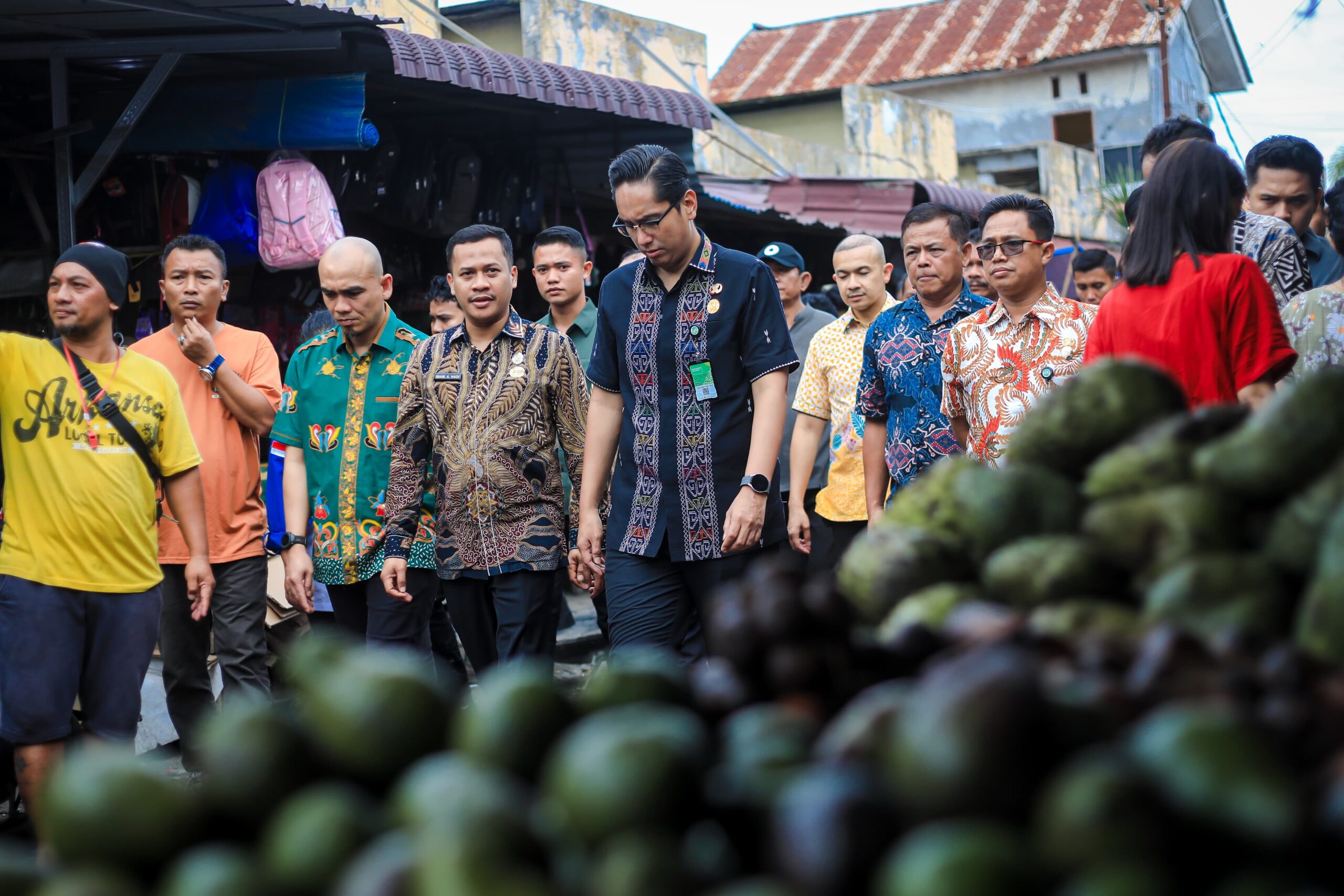 Wali Kota Medan Rico Wass didampingi Plt Dirut PUD Pasar Medan Imam Abdul Hadi saat berkunjung di Pasar Induk. BP/Erwan