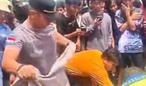 screenshot video Kapolsek Medan Tuntungan melepas baju dinasnya dan menutupi korban kecelakaan.(Istimewa)