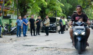 Wakil Wali Kota Zakiyuddin Hara hap saat meninjau jalan Setia Budi Baru yang rusak parah. BP/erwan