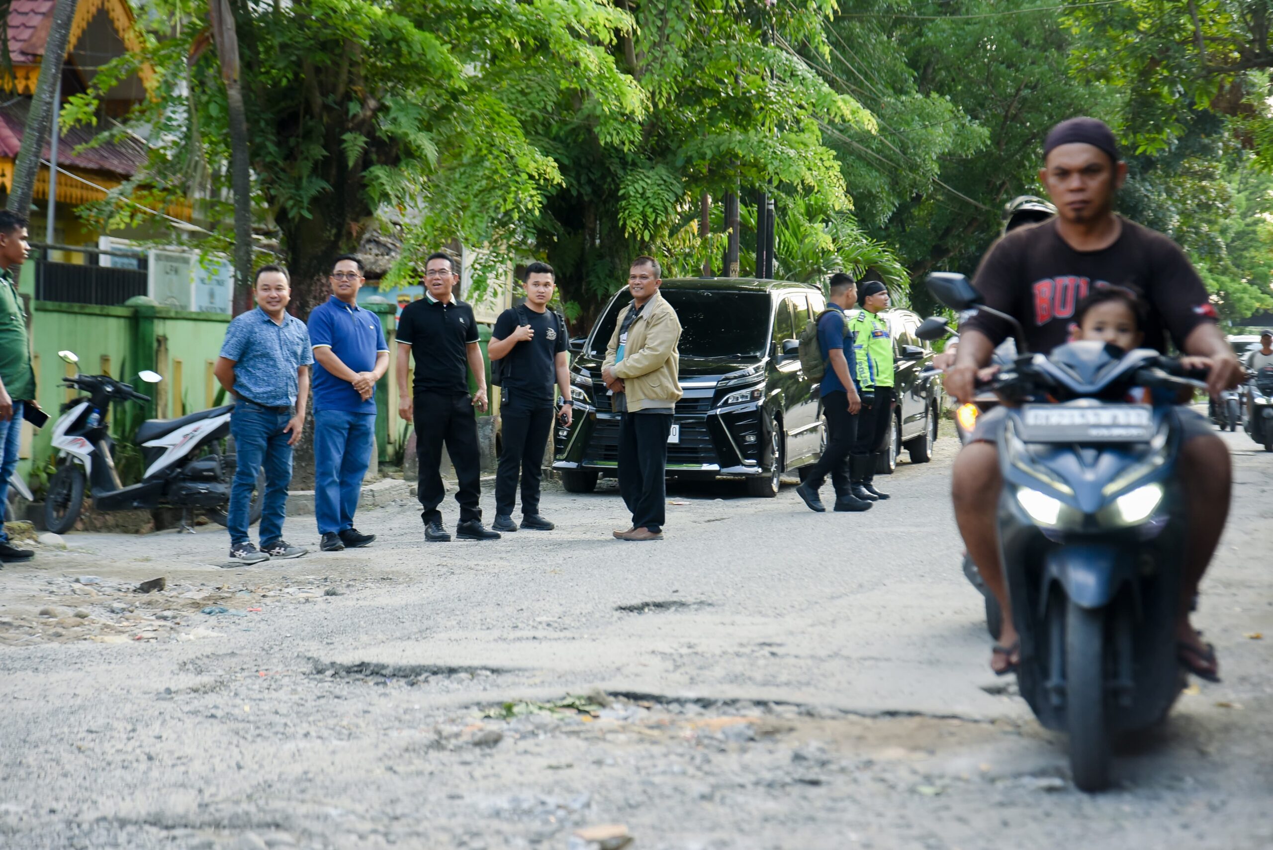 Wakil Wali Kota Zakiyuddin Hara hap saat meninjau jalan Setia Budi Baru yang rusak parah. BP/erwan