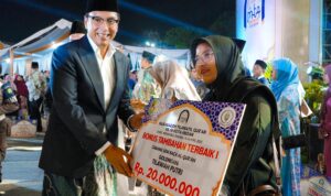 Wali Kota Medan Rico Wass memberikan hadiah kepada pembaca Al Qur'an terbaik. BP/erwan