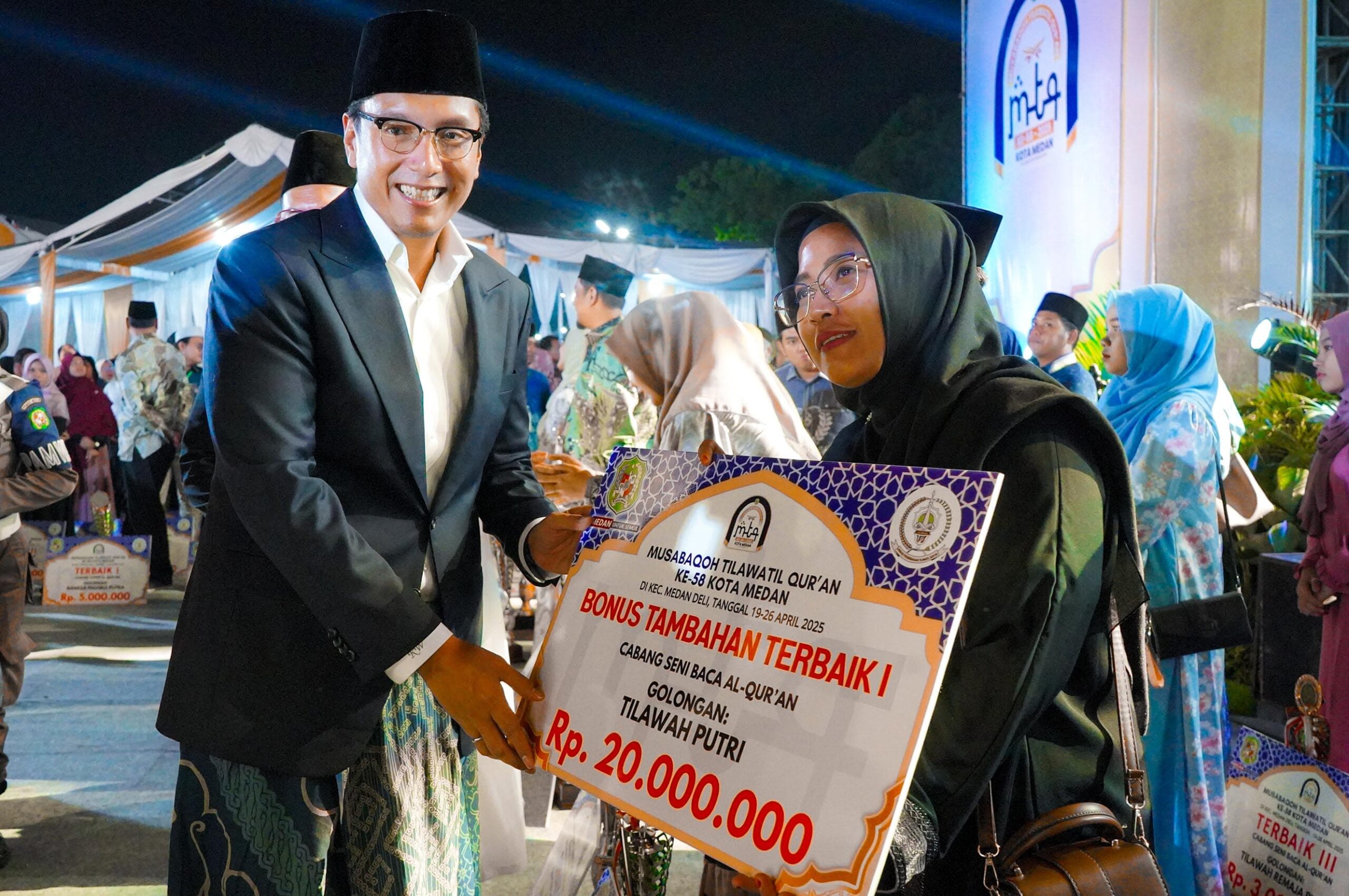 Wali Kota Medan Rico Wass memberikan hadiah kepada pembaca Al Qur'an terbaik. BP/erwan