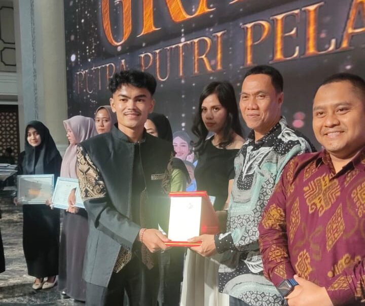 Wakil Rektor UDI Yohny Anwar diabadikan bersama 10 putra-putri finalis yang akan mendapat bea siswa. BP/erwan