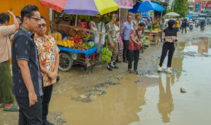 Wali Kota Medan Rico Wass saat melihat kondisi Jalan Sunggal yang tidak berat. BP/erwan