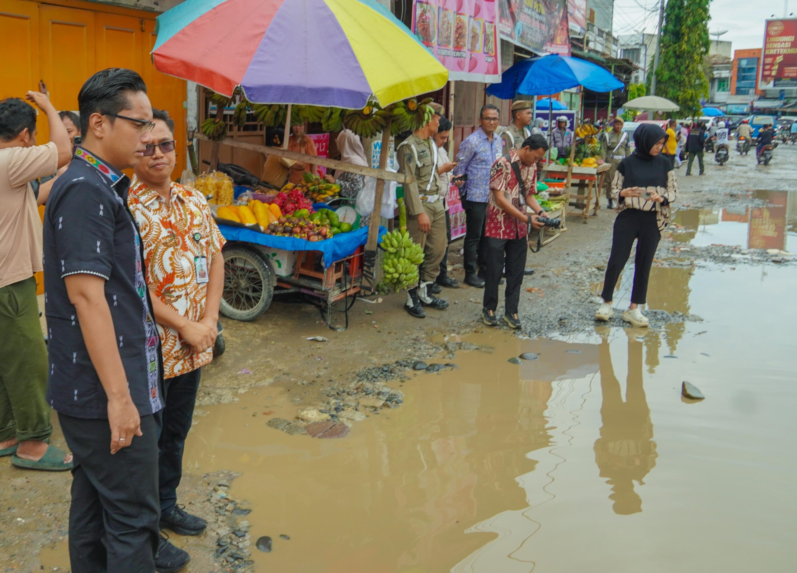 Wali Kota Medan Rico Wass saat melihat kondisi Jalan Sunggal yang tidak berat. BP/erwan
