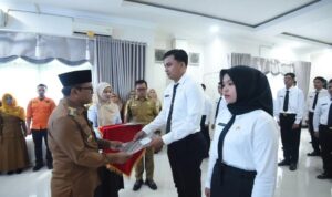 Wali Kota Padangsidimpuan Letnan Dalimunthe saat menyerahkan SK CPNS kepada perwakilan CPNS di Aula Kantor Wali Kota setempat, Senin (28/4-25). Foto : BP/Ist