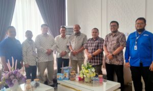 Wakil Rektor UDI Yohny Anwar foto bersama saat mengunjungi Bupati Langkat Syah Affandin di Kantor Bupati Langkat. BP/Erwan