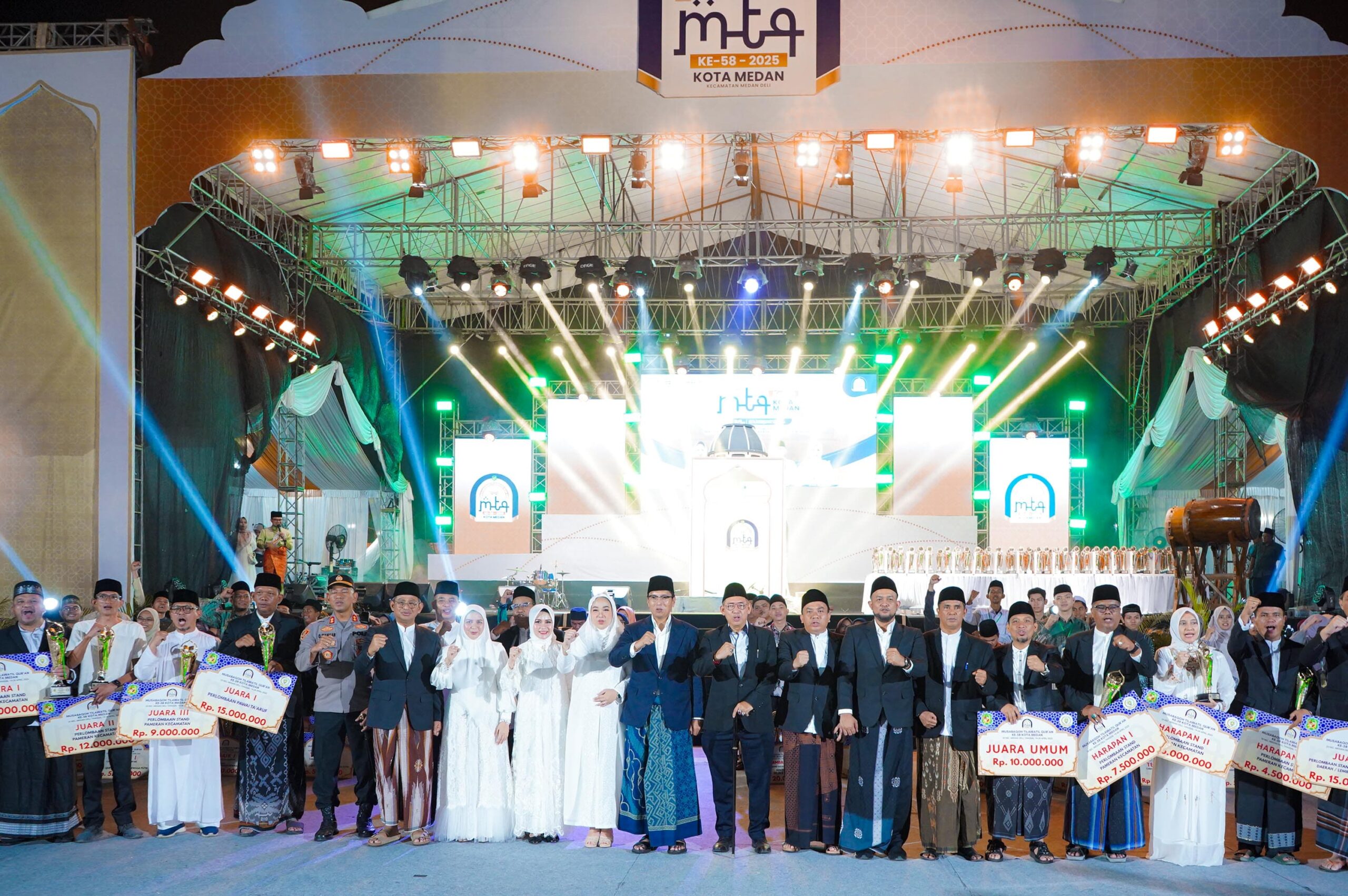 Petugas Bapenda foto bersama di arena MTQ ke-58 Kota Medan tahun 2025. BP/erwan