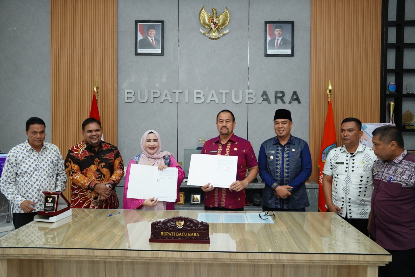 Rektor UDI Prof Adjunct Marniati foto bersama seusai penandatangan MoU di Pemkab Batubara. BP/ist