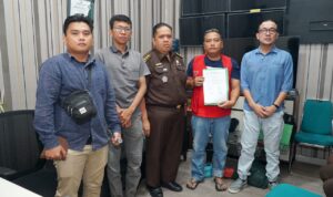 DPO (pakai rompi merah) diamankan kejaksaan.(Istimewa)