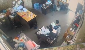 Pelaku ketika berada di dalam kantor dan mengambil uang perusahaan.(Istimewa)