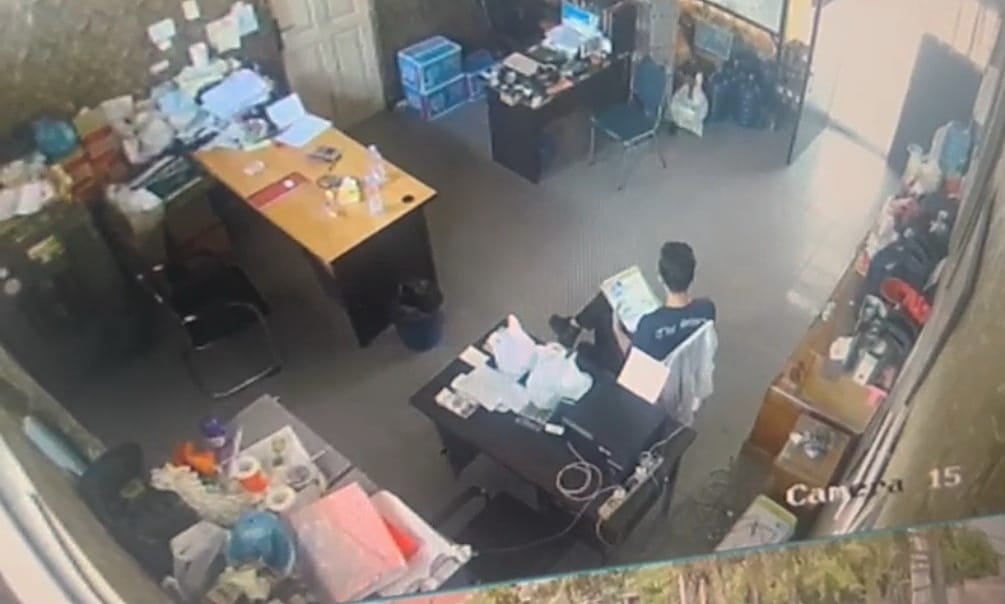 Pelaku ketika berada di dalam kantor dan mengambil uang perusahaan.(Istimewa)
