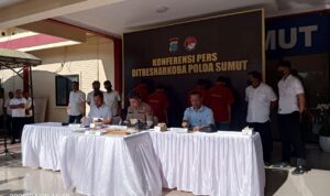 kepolisian ketika mengungkap kasus penangkapan narkotika di Bandara KNIA.(batakpos.com).