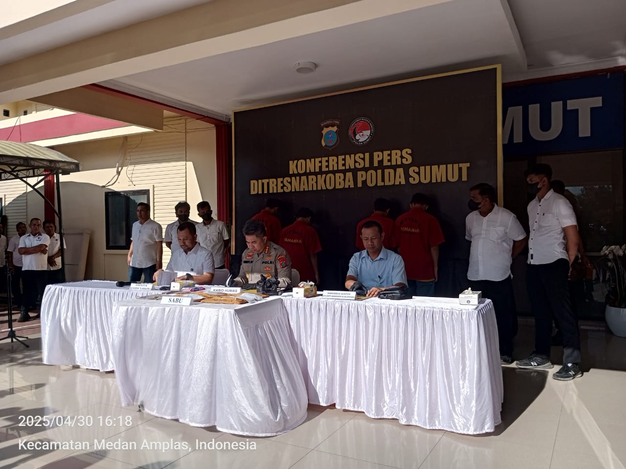 kepolisian ketika mengungkap kasus penangkapan narkotika di Bandara KNIA.(batakpos.com).