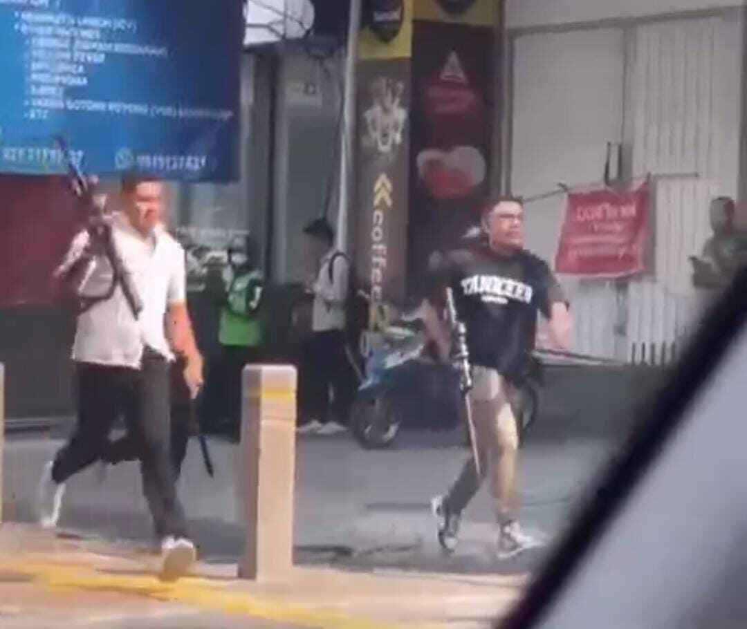 Kerusuhan di depan KFC Kemang, beberapa pria terekam membawa senjata api.