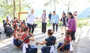 Utusan Khusus Presiden Bidang Pariwisata Zita Anjani manortor bersama saat kunker Kaldera Nomedic Escape, Kabupaten Toba, Kamis (24/4/25).