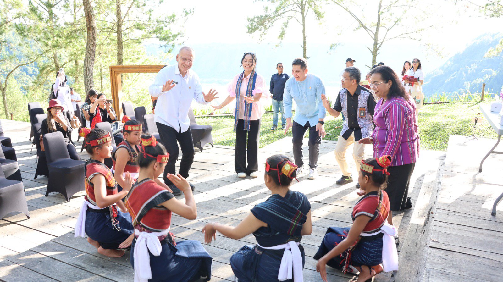 Utusan Khusus Presiden Bidang Pariwisata Zita Anjani manortor bersama saat kunker Kaldera Nomedic Escape, Kabupaten Toba, Kamis (24/4/25).